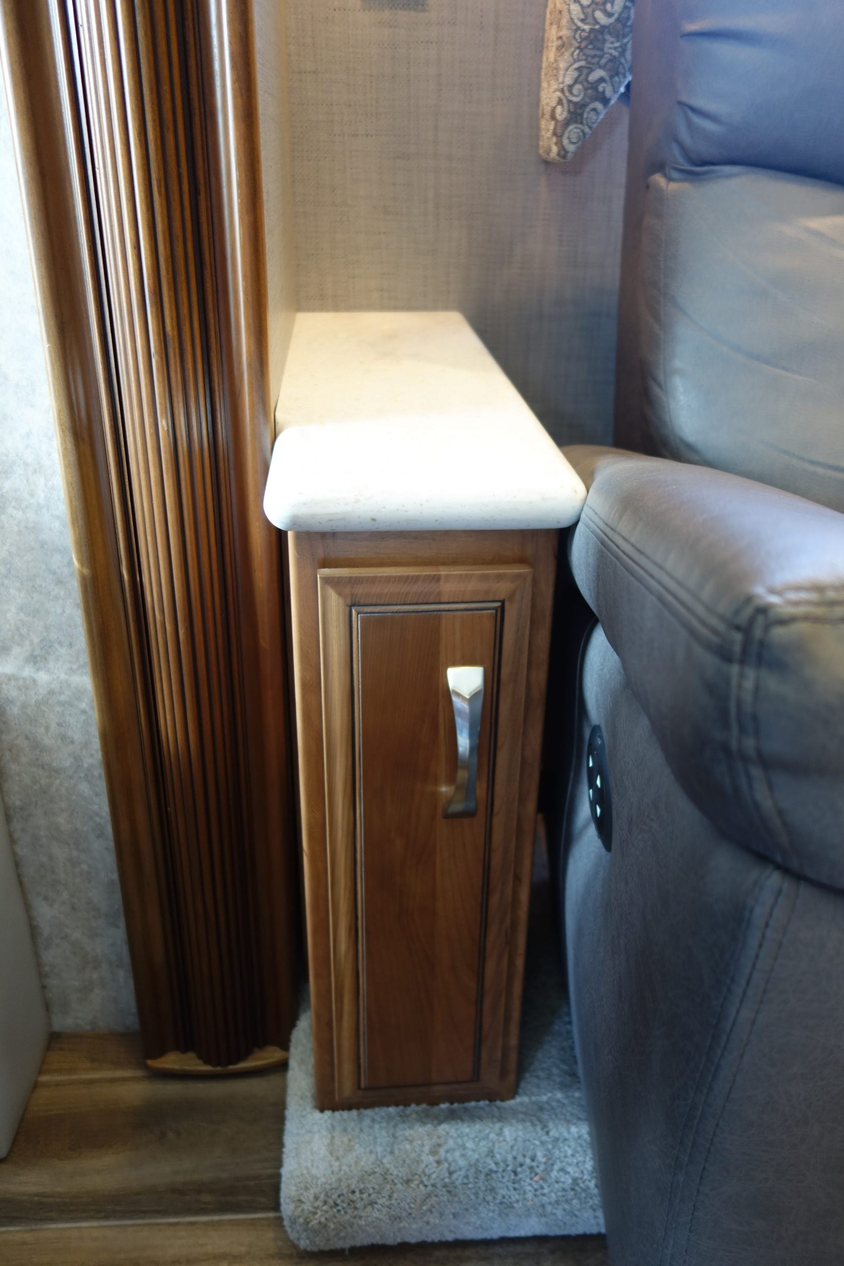 DSC06495 Custom skinny side cabinet